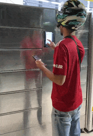 Entregador do iFood digitando o código de coleta no totem do locker