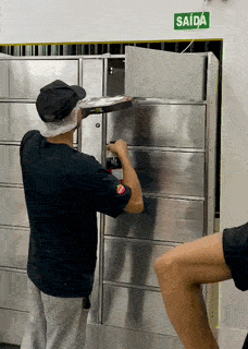 Funcionário da cozinha guardando um pedido em um compartimento do locker